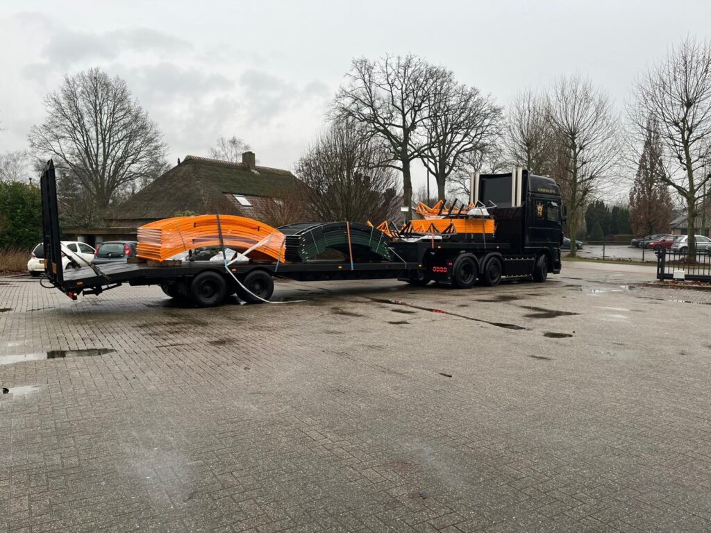 Vrachtwagen met DutchPanna pannakooi onderdelen gereed voor levering.