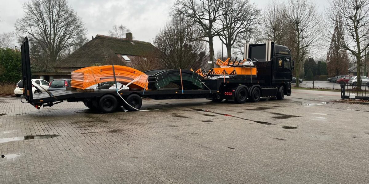Vrachtwagen met DutchPanna pannakooi onderdelen gereed voor levering.