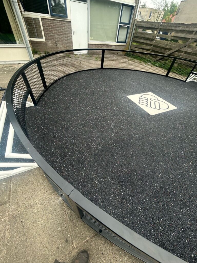 Detail van circulaire sportvloer met DutchPanna logo in pannakooi.