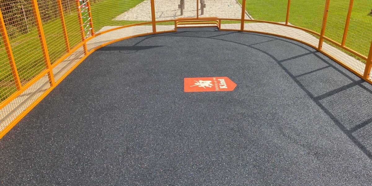 Pannakooi PK 10000 PRO® met circulaire sportvloer en logo Stichting van het Kind