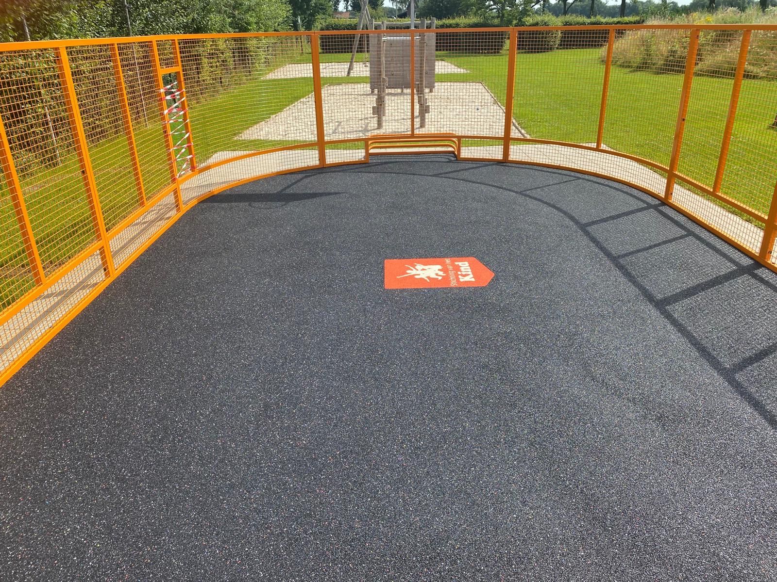 Pannakooi PK 10000 PRO® met circulaire sportvloer en logo Stichting van het Kind