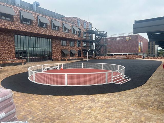 Uitzicht vanuit de hoogte op dakterras en sportkooi
