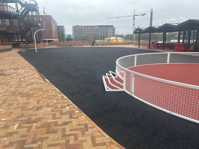 Panorama van het dakterras met basketbal en pannakooi