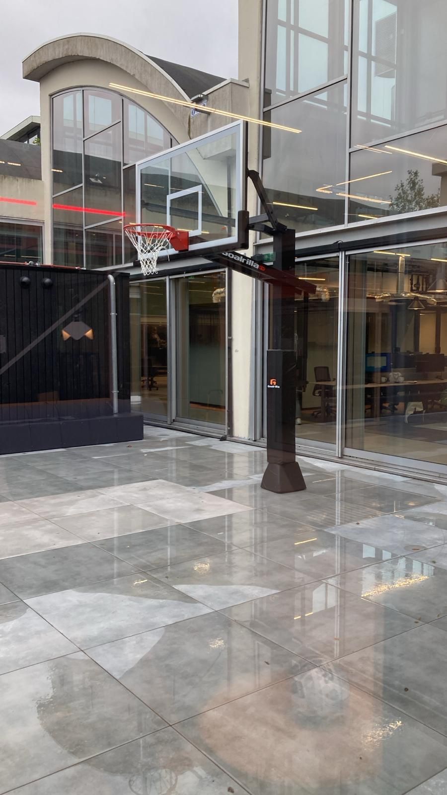 Basketbalbord op binnenplein New Balance