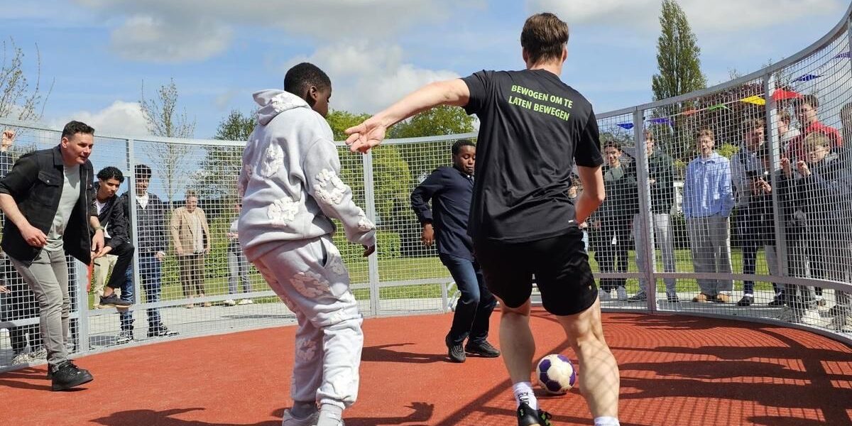 Leerlingen voetballen in DutchPanna® pannakooi tijdens pauze