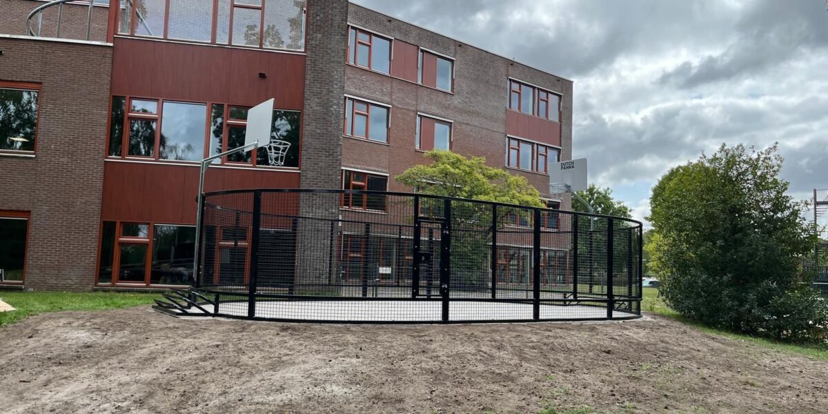 Overzicht van de zwarte PK 10000 PRO® op het schoolplein van De Fontein