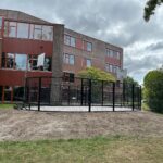 Overzicht van de zwarte PK 10000 PRO® op het schoolplein van De Fontein