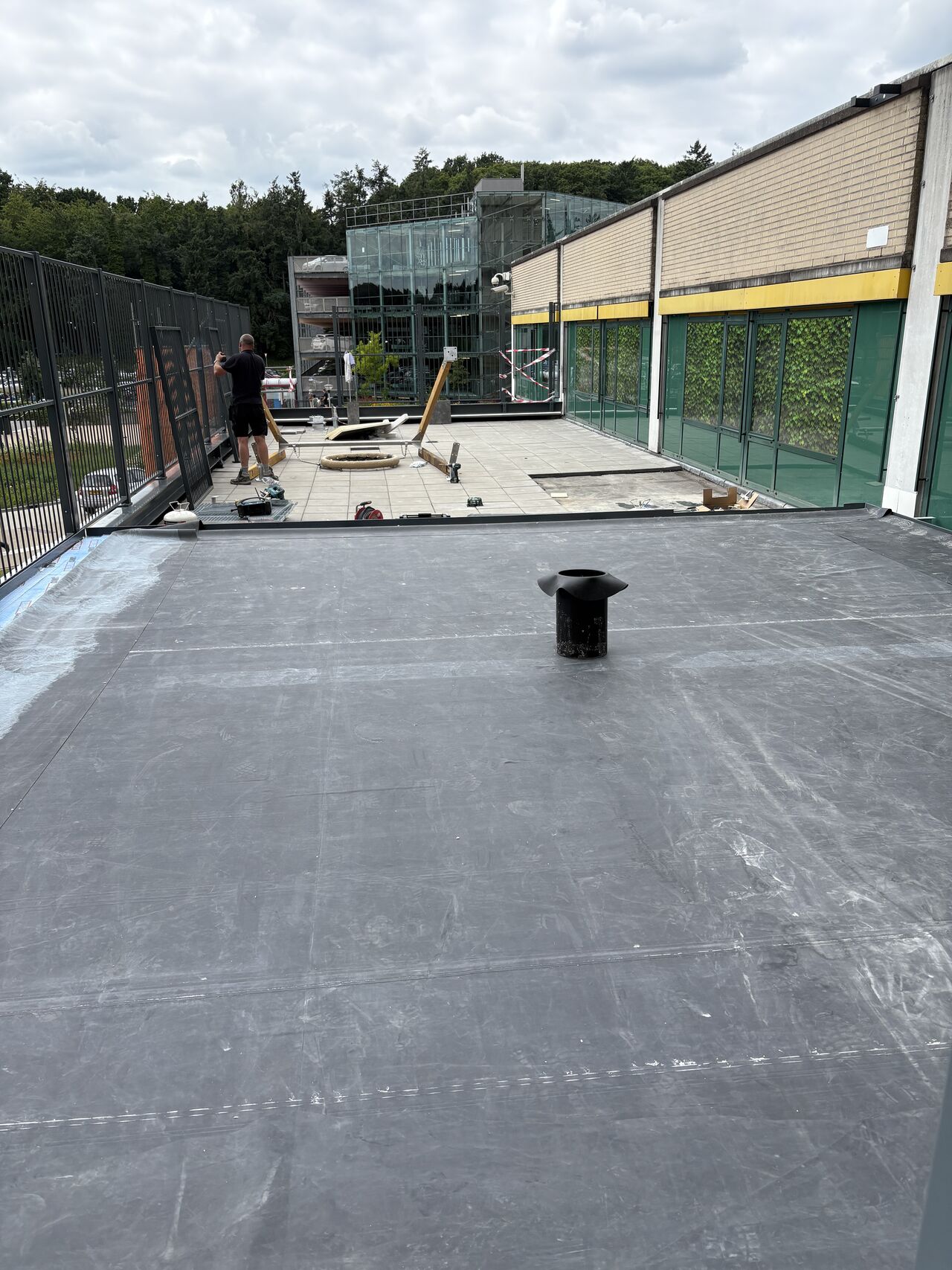 Beginfase van het DutchPanna® sportdakterras bij een ziekenhuis