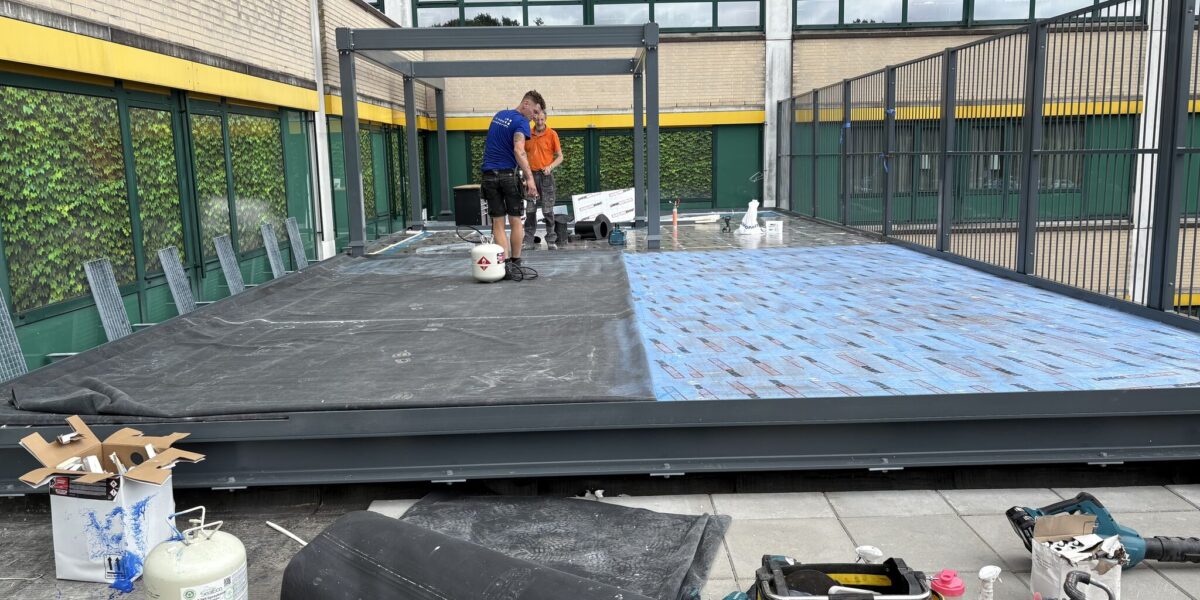 Aanbrengen van de circulaire sportvloer op het dakterras