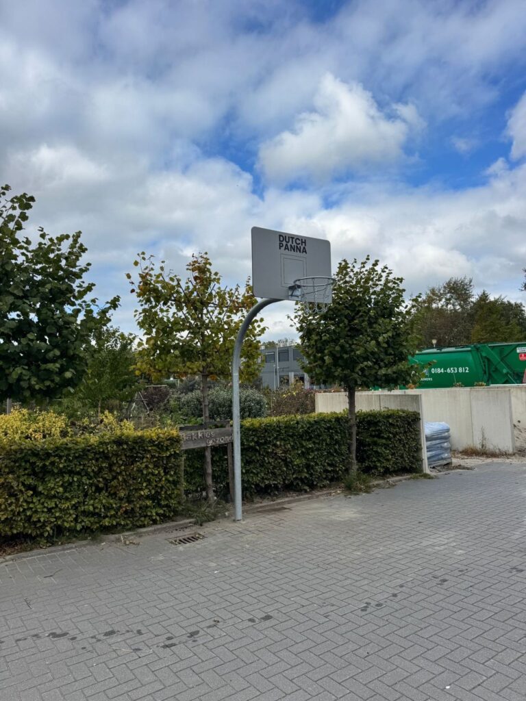 DutchPanna basketbalbord naast pannakooi Melanchthon College