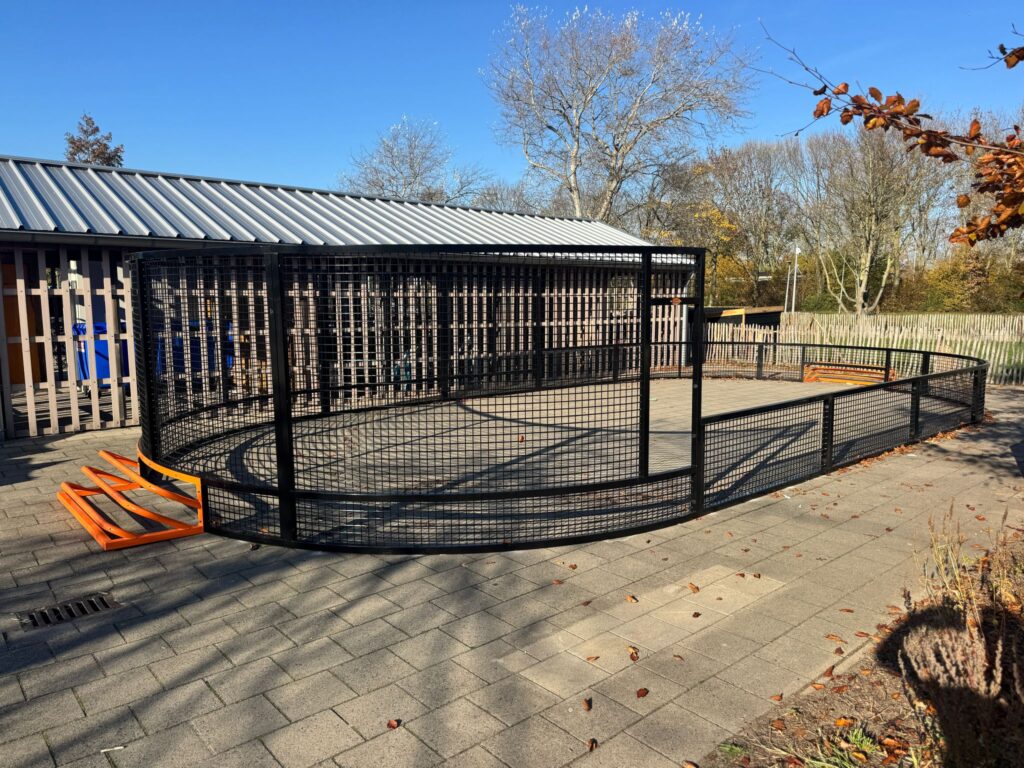 Pannakooi PK10.000 DutchPanna naast schoolgebouw Melanchthon