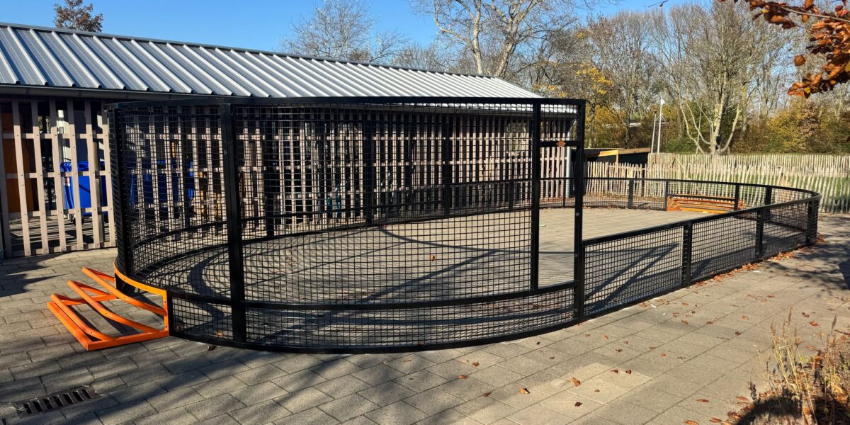 Pannakooi PK10.000 DutchPanna naast schoolgebouw Melanchthon