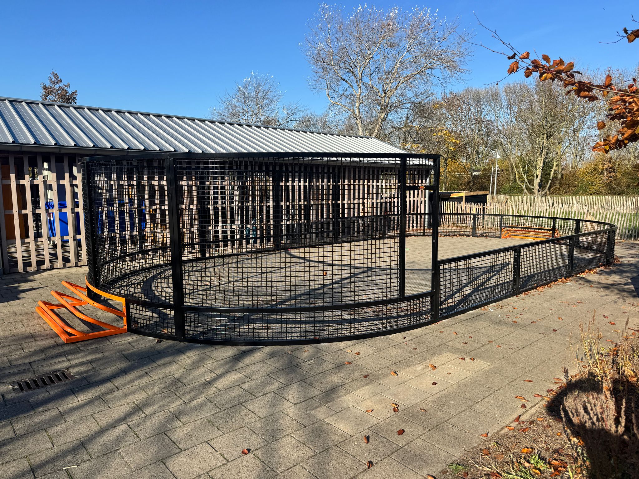 Pannakooi PK10.000 DutchPanna naast schoolgebouw Melanchthon