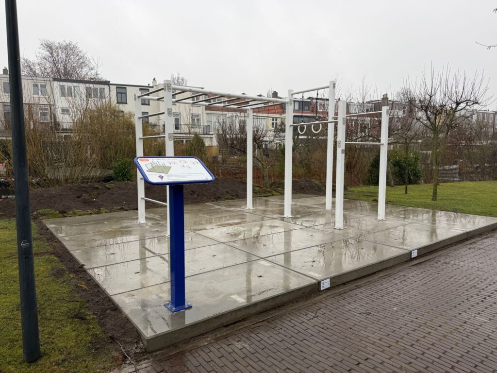 Installatie van DutchPanna® Urban Gym calisthenics park met monkey bars en ringen bij Spaarnecollege Haarlem