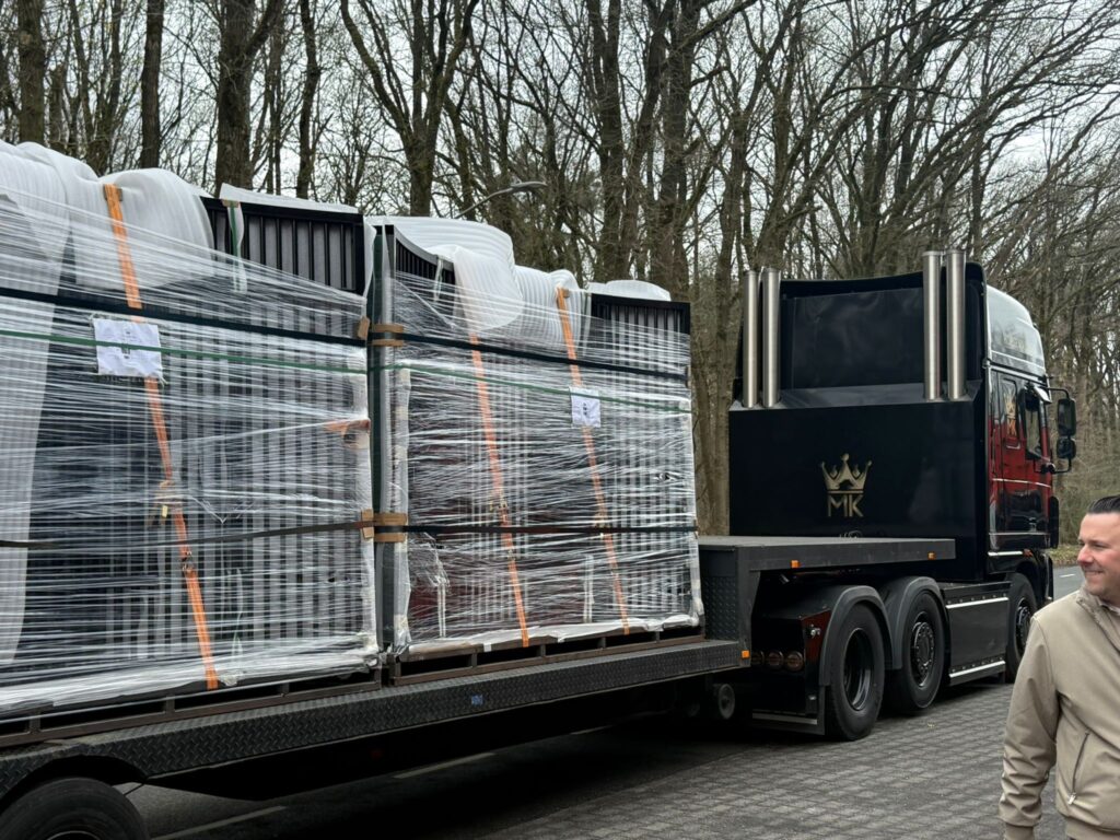 Nieuwe voorraad DutchPanna® Evolution pannakooien op vrachtwagen