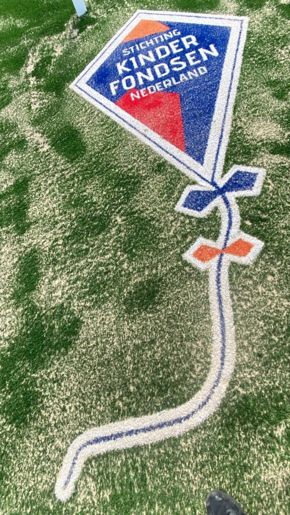 Stichting Kinderfondsen Nederland logo in sportvloer Urban Gym Spaarnecollege Haarlem