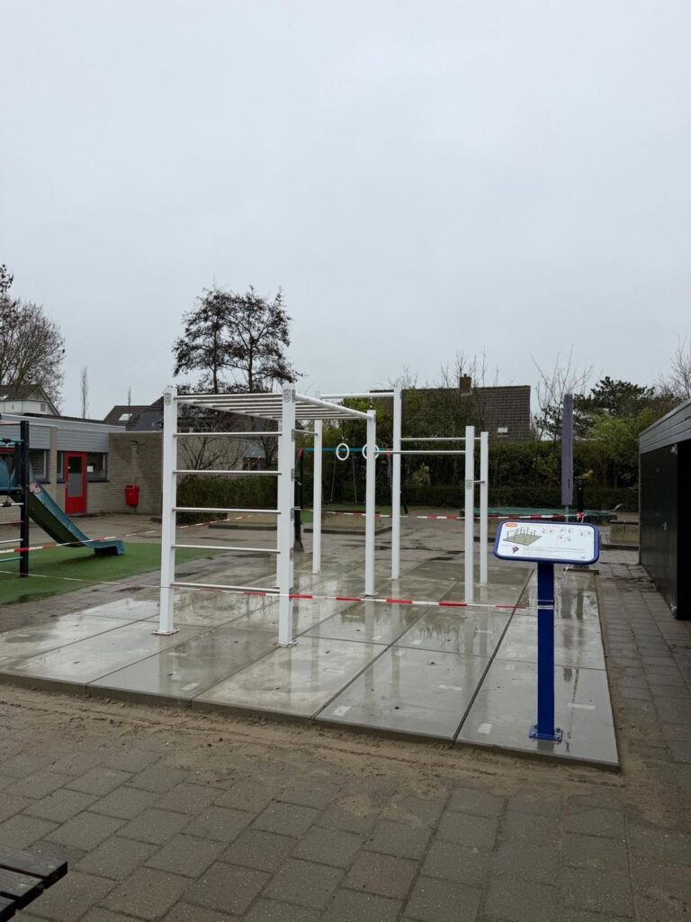 Installation of Urban Gym DC BASE structure at OdyZee College