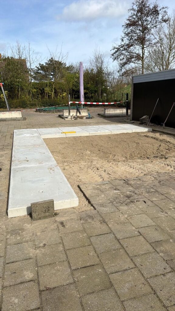 Betonnen fundering voorbereiding Urban Gym installatie