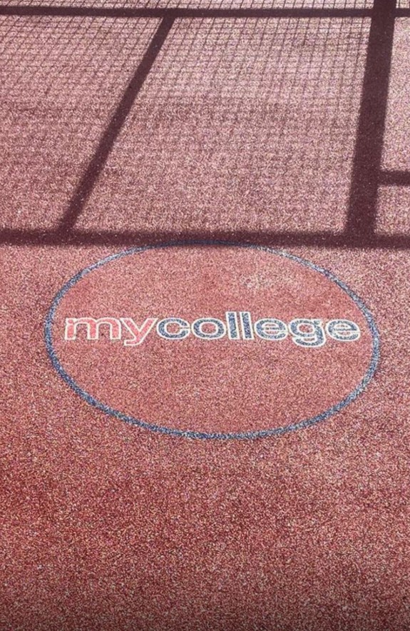 Sportvloer met mycollege logo detail