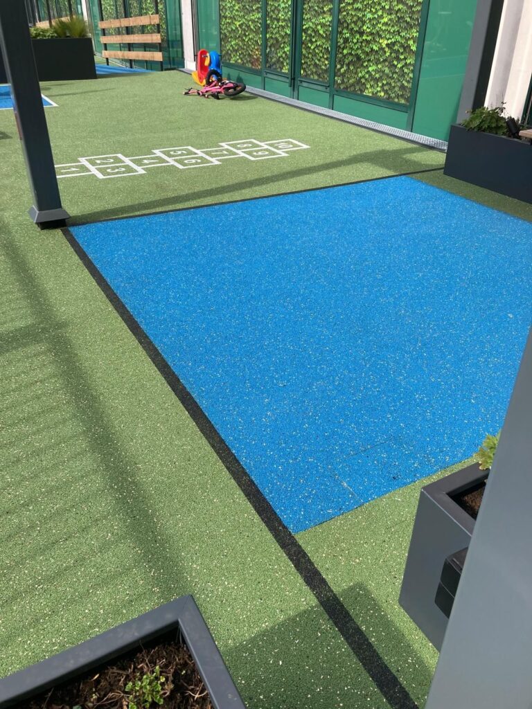 Blauwe valdempende zone op sportdakterras