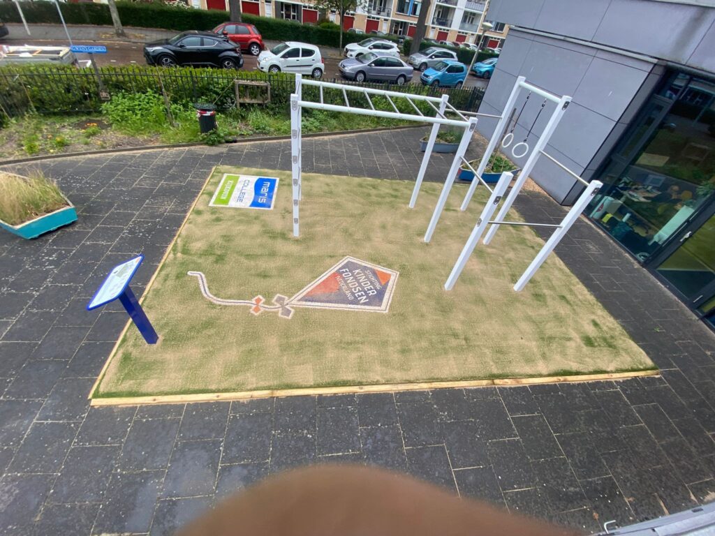 Calisthenics zone op het schoolplein van Maris College Kijkduin met kunstgras ondergrond